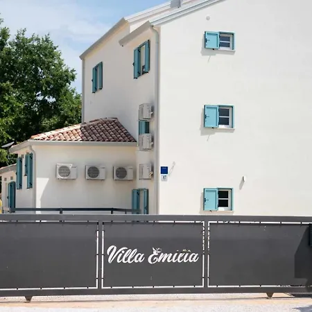 Emilia Apartment *