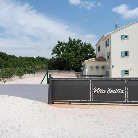 Emilia Apartment *